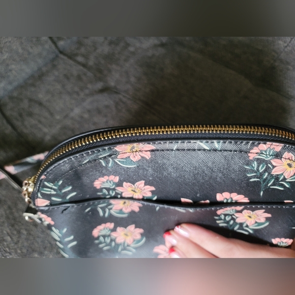 Steve Madden Floral Crossbody - Picture 8 of 10